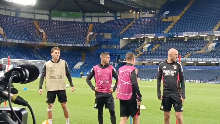 No treino de adaptação ao relvado de Stamford Bridge