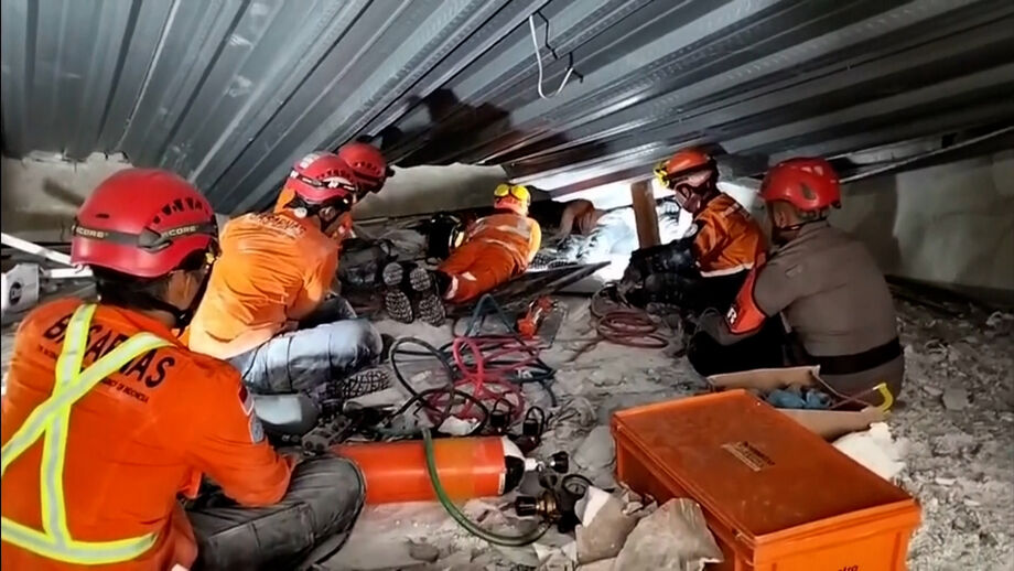 Dezenas de estudantes encontram-se soterrados