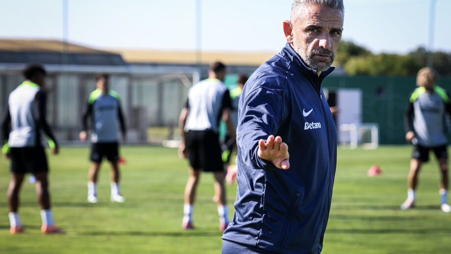 Rui Borges a orientar treino do Sporting antes da partida para Nápoles