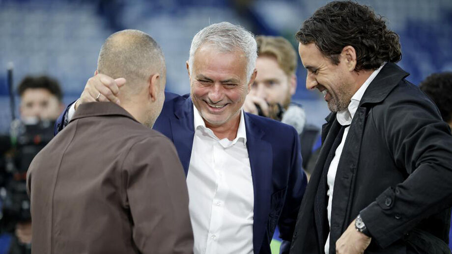 Do cumprimento a velhos amigos ao reencontro com os adeptos: as imagens do regresso de Mourinho a Stamford Bridge