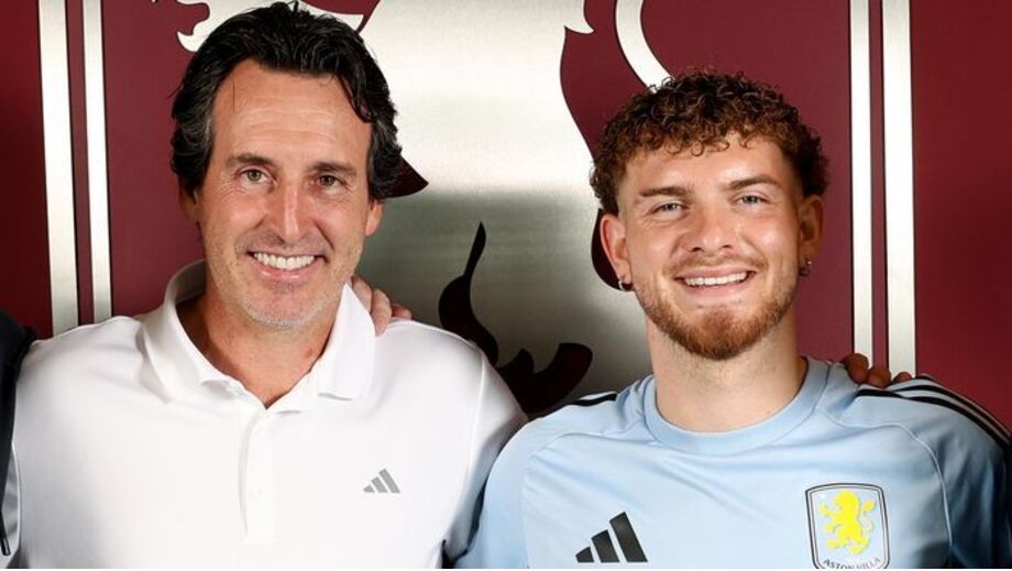 Harvey Elliott ao lado de Unai Emery