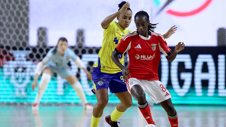 Jogadores de Nun'Álvares e Benfica numa disputa de bola durante a Supertaça 