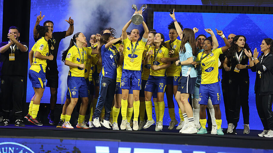 Ana Azevedo a levantar a Supertaça 
