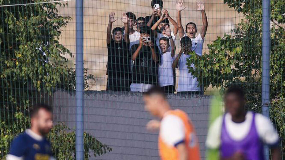 Loucura por Cristiano Ronaldo no treino da Seleção Nacional em Erevan, na Arménia 