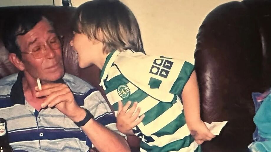 Fotografia de Mangas, jogador do Sporting, em criança com o seu avô