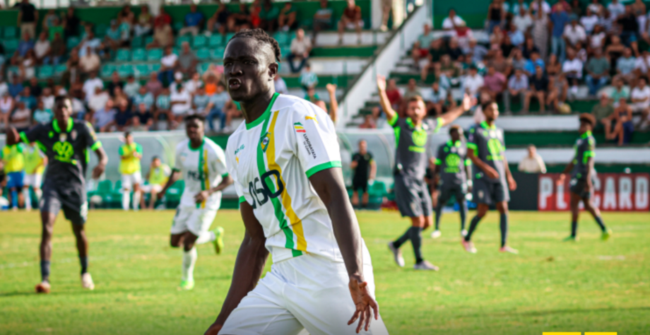 Futebolistas em campo num jogo