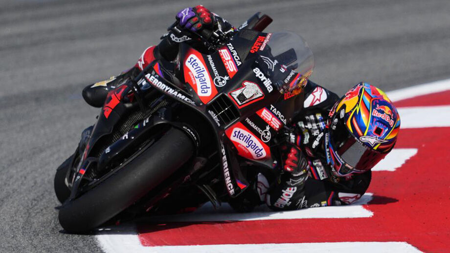 Piloto da Aprilia inclina-se numa curva durante prova de MotoGP