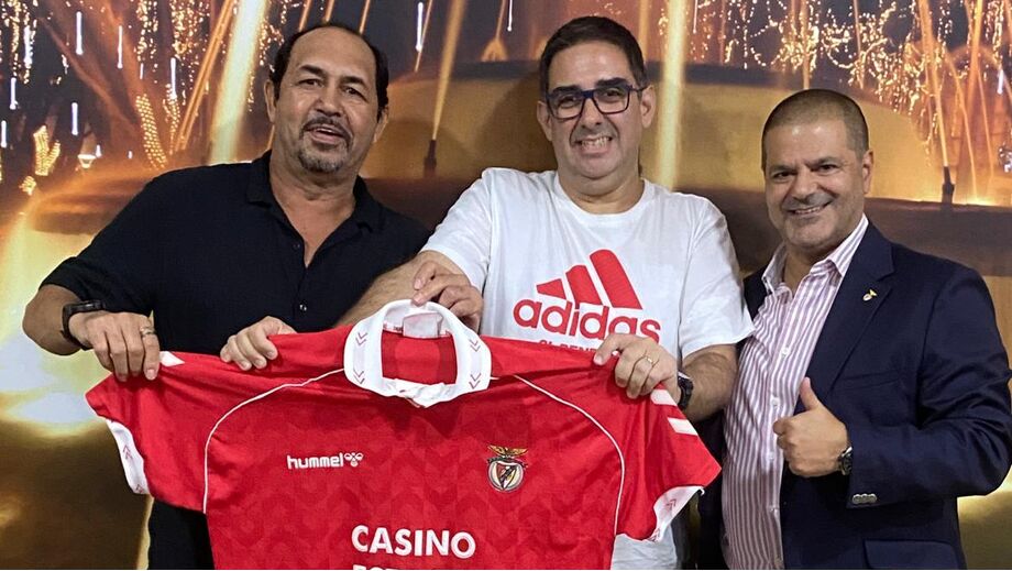 Cristóvão Carvalho e Isaías com benfiquistas e responsáveis da Casa do Benfica de Viseu