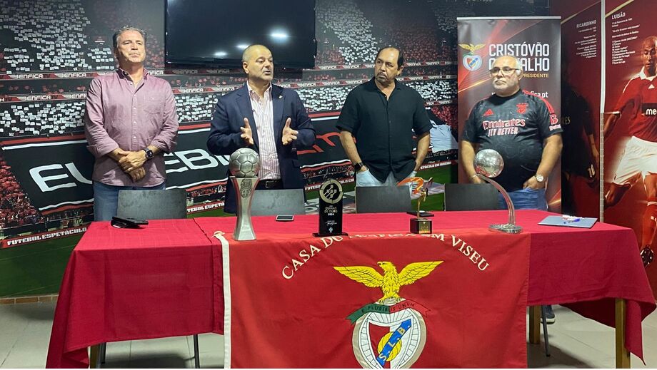 Cristóvão Carvalho e Isaías com benfiquistas e responsáveis da Casa do Benfica de Viseu