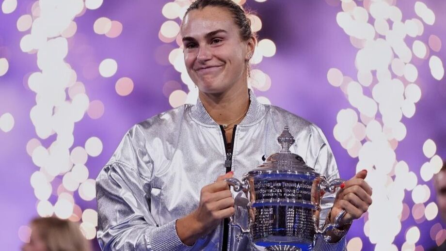 Aryna Sabalenka com o troféu