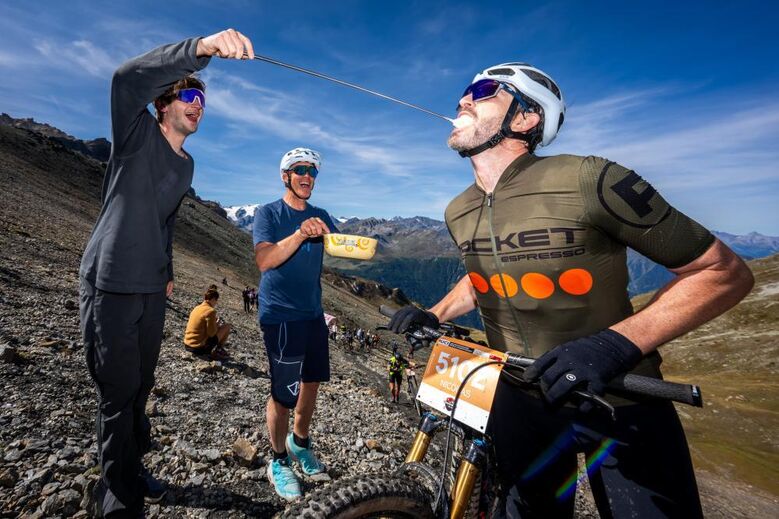 Ciclista recebe queijo durante prova nos Alpes