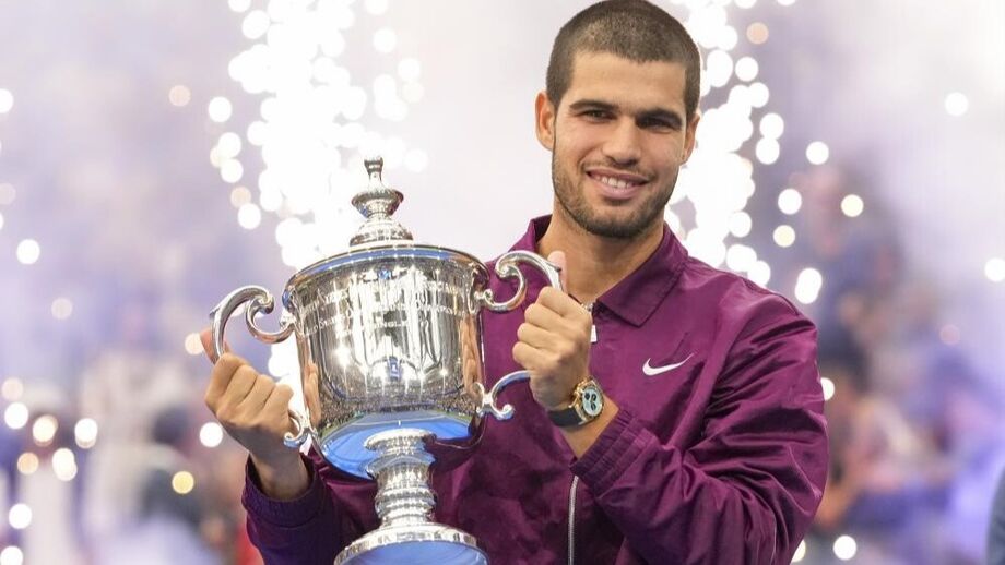 Alcaraz com o troféu