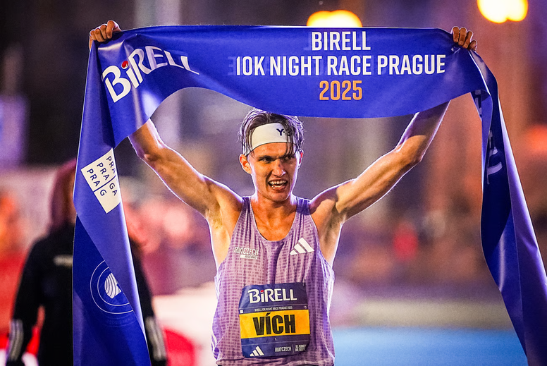 Vích vence a corrida noturna de 10 km da BiRELL em Praga 2025