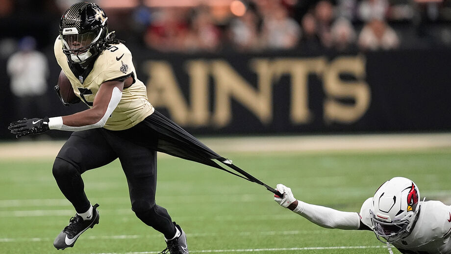Jogador dos Saints escapa à defesa num jogo de futebol americano