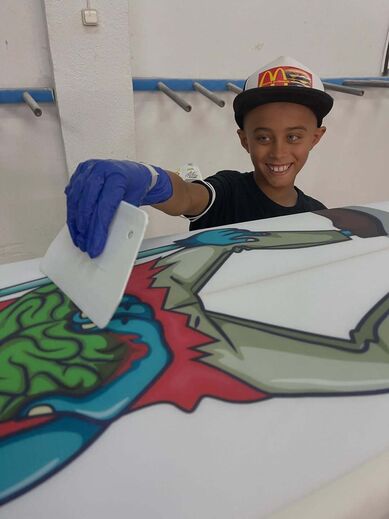 Jovem surfista Zion Brocchi faleceu aos 12 anos após luta contra tumor cerebral