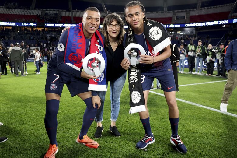 Kylian Mbappe, a mãe Fayza Lamari, e o irmão Ethan