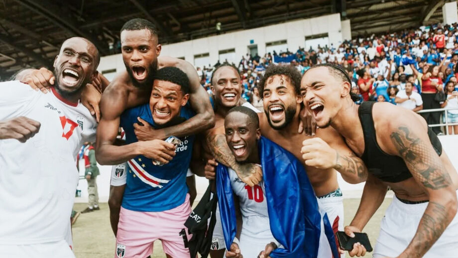 Jogadores de Cabo Verde festejam após triunfo sobre os Camarões 