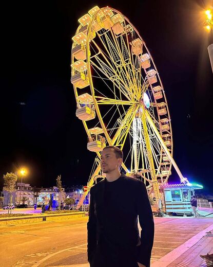 Jorge Lorenzo mostra roda gigante à noite
