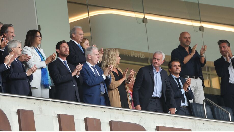  José Mourinho ovacionado pelos adeptos do FC Porto no regresso ao Estádio do Dragão