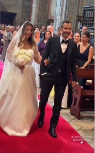 Jorge Mendes acompanha a filha ao altar no dia do casamento