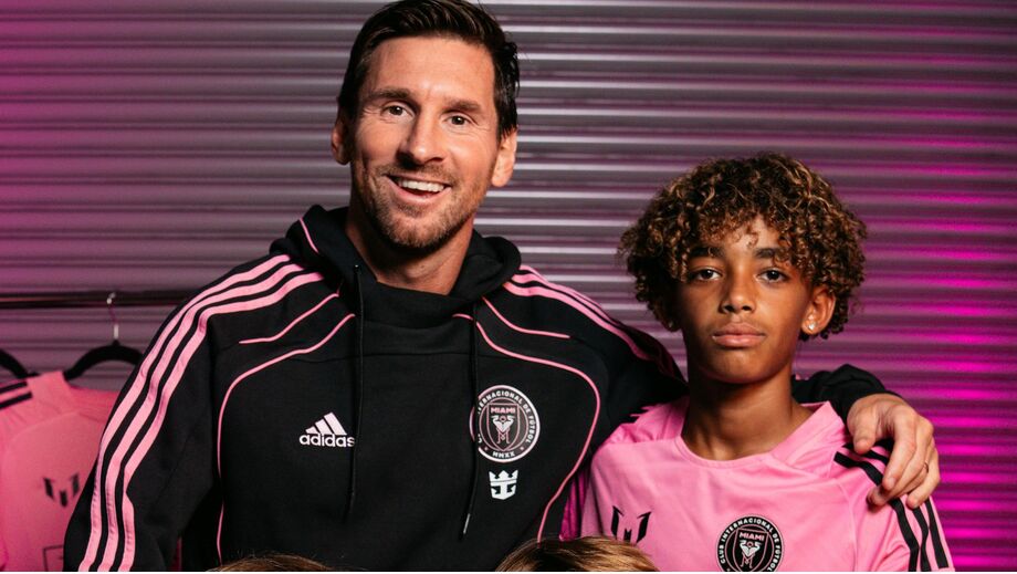 Messi e jovens atletas do Inter Miami apresentam equipamentos de futebol