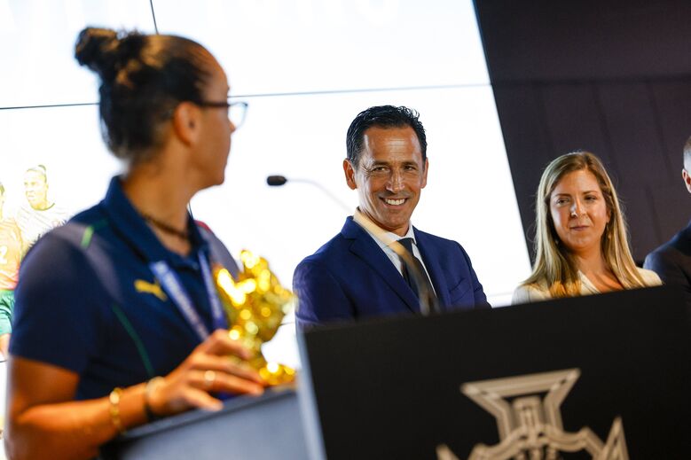 Pedro Proença com a seleção feminina de futebol de praia, campeã europeia, na Cidade do Futebol