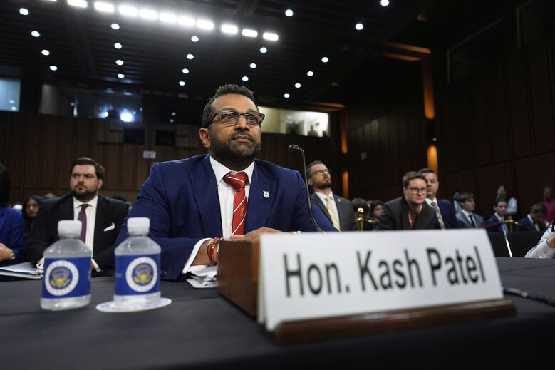 Diretor do FBI usa gravata do Liverpool em audiência no Senado