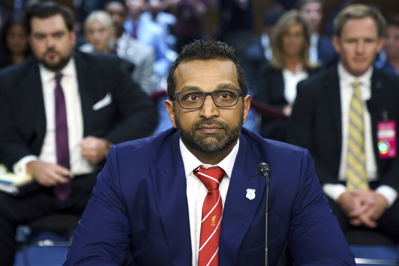 Diretor do FBI usa gravata do Liverpool em audiência no Senado