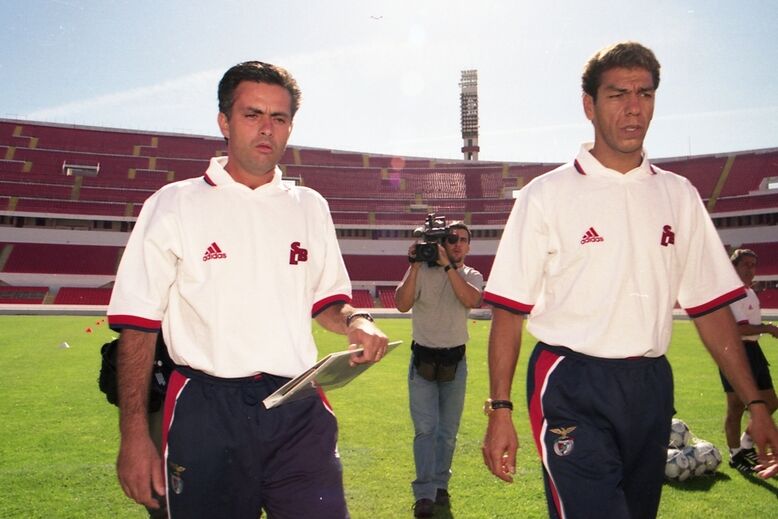 Mourinho e Mozer no relvado do Estádio da Luz