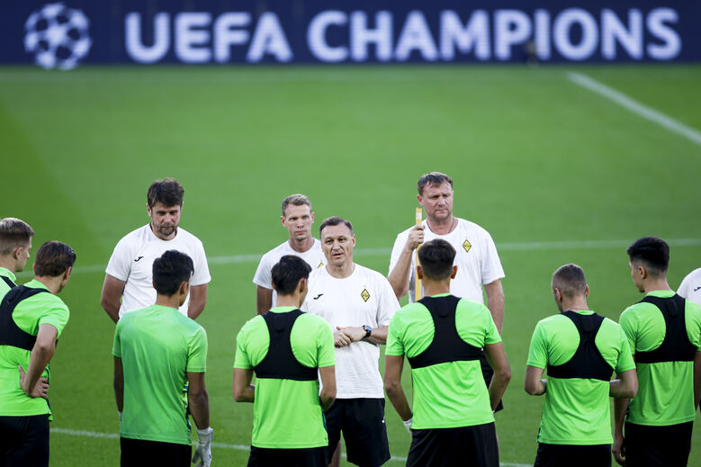 Kairat no treino de adaptação ao relvado do Estádio José Alvalade