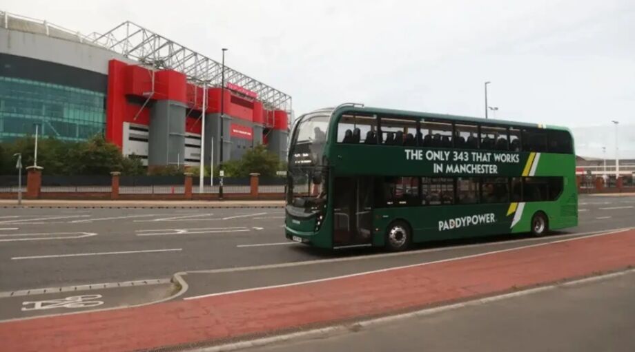 Autocarro da Paddy Power critica Manchester United perto de Old Trafford
