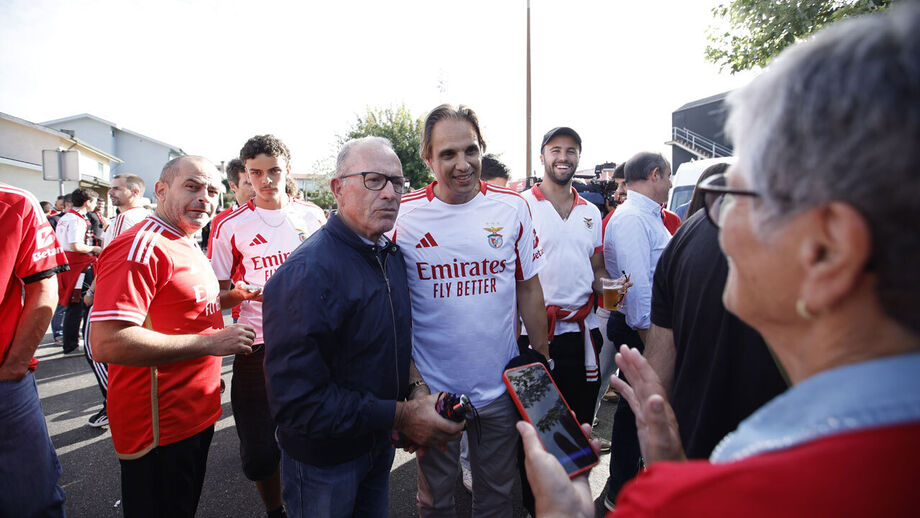 Nuno Gomes com adeptos do Benfica