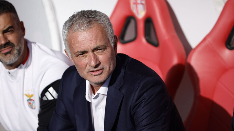 Mourinho no banco do Benfica durante o jogo com o AVS SAD