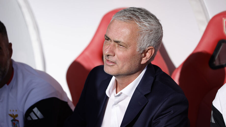Mourinho no banco do Benfica durante o jogo com o AVS SAD