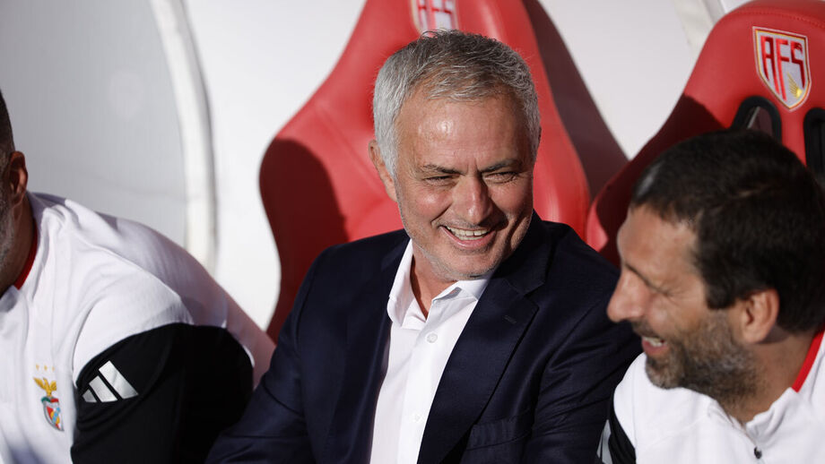Mourinho no banco do Benfica durante o jogo com o AVS SAD
