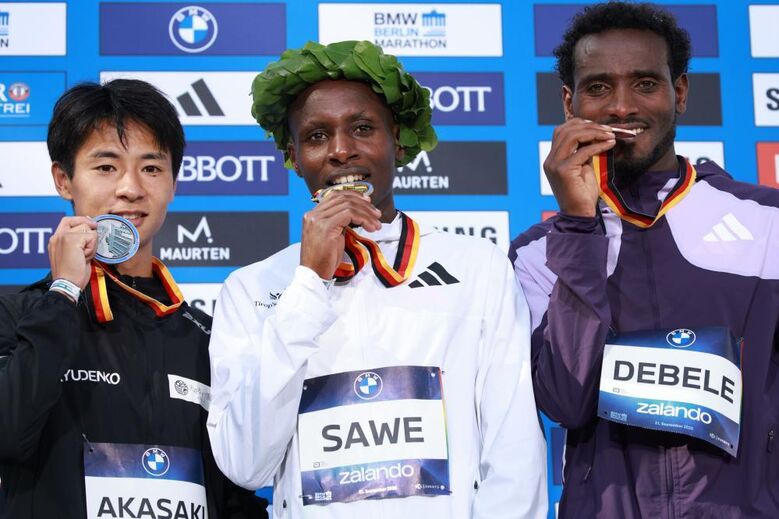 Sabastian Sawe com Akasaki (2.º) e Chimdessa Debele (3.º)