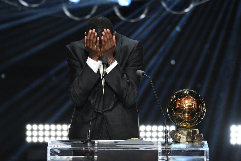 Dembélé não conseguiu conter as lágrimas após vencer a Bola de Ouro