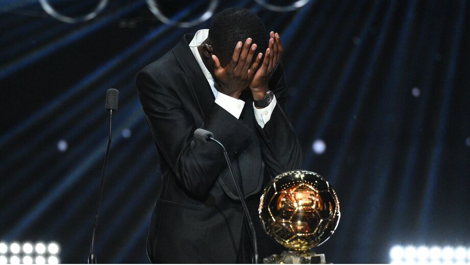 Dembélé não conseguiu conter as lágrimas após vencer a Bola de Ouro