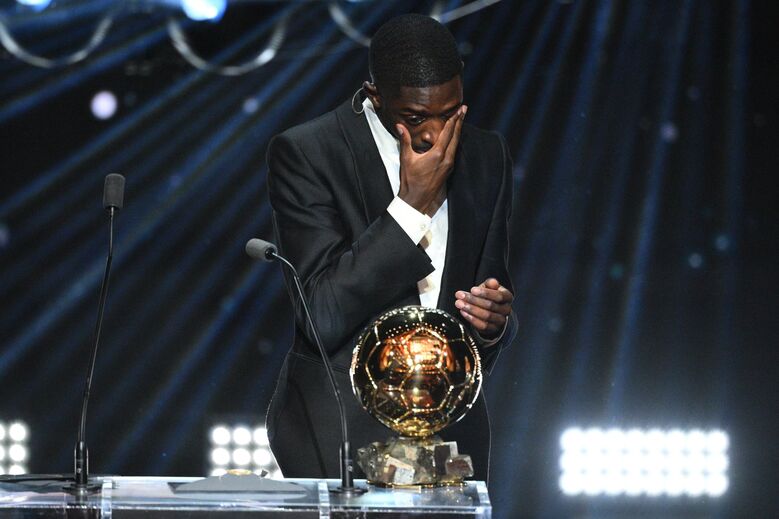 Dembélé não conseguiu conter as lágrimas após vencer a Bola de Ouro