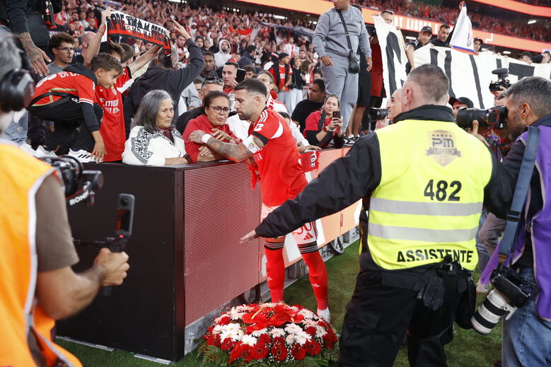 Momento de muita emoção: jogadores do Benfica homenageiam Gullit, Rita e Tino antes do jogo com o Rio Ave