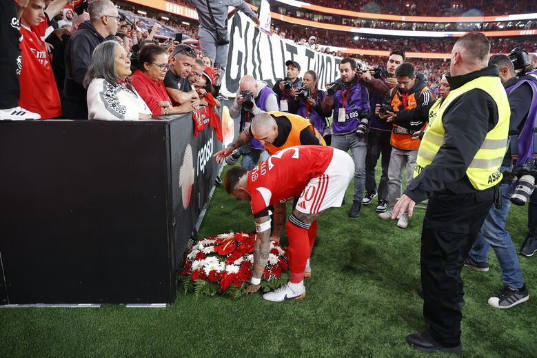 Momento de muita emoção: jogadores do Benfica homenageiam Gullit, Rita e Tino antes do jogo com o Rio Ave