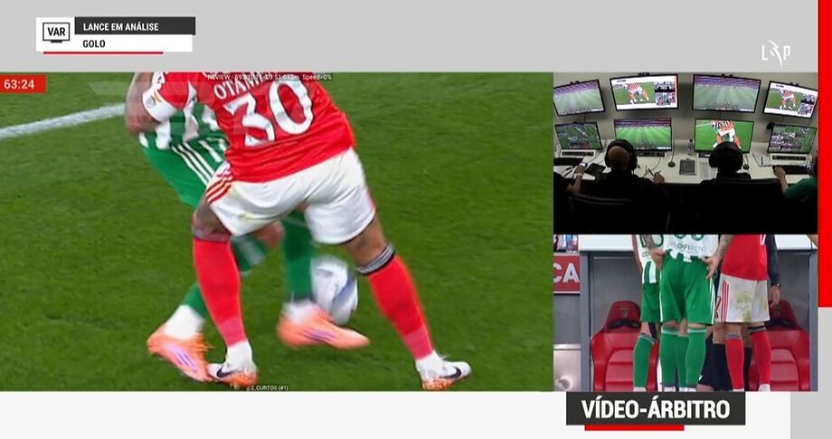Um dedinho que pisou outro dedinho? Iturralde González analisa golo anulado ao Benfica por falta de Otamendi