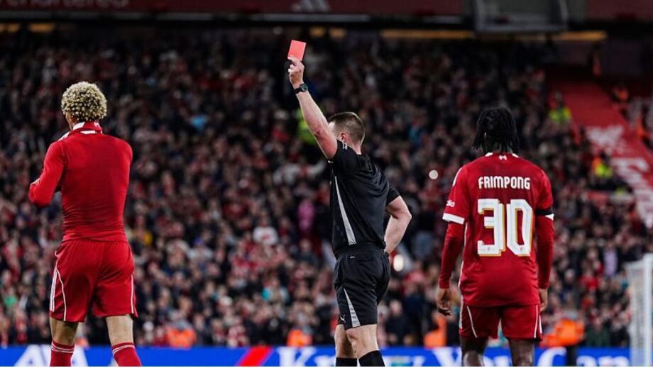 Hugo Ekitike vê cartão vermelho