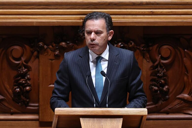 Luís Montenegro discursa no parlamento