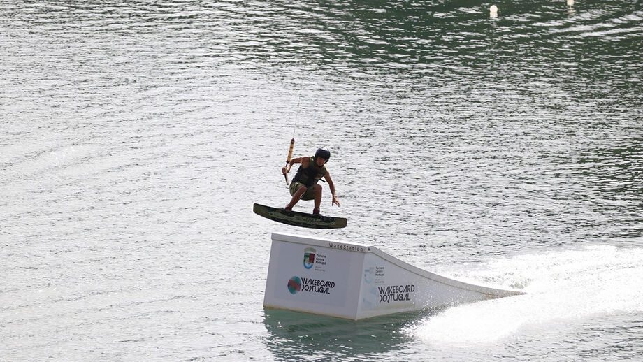 Atletas competem no Campeonato Nacional de Wakeboard no Lago Azul.
