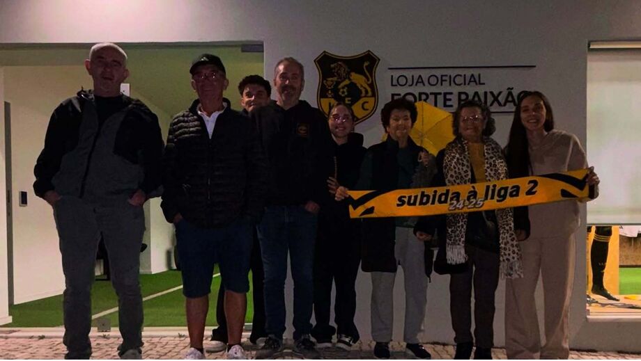 Adeptos do Lourosa passam a noite junto à Loja