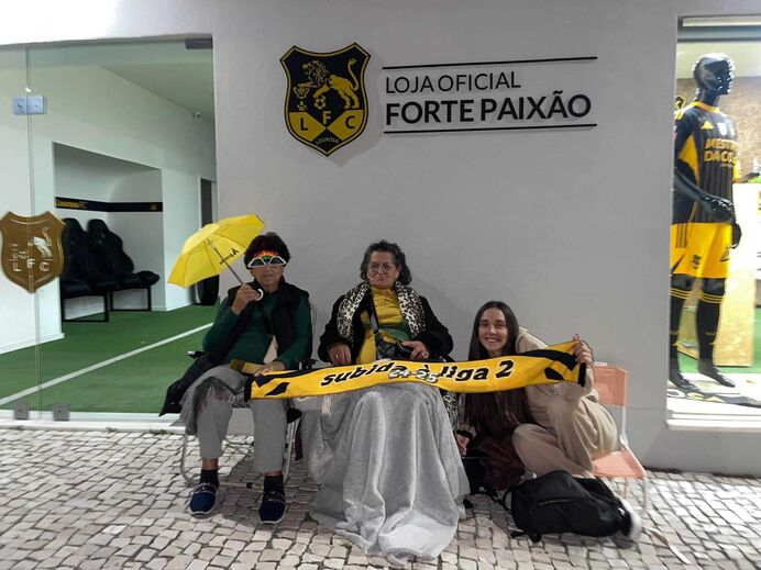 Adeptos do Lourosa passam a noite junto à Loja