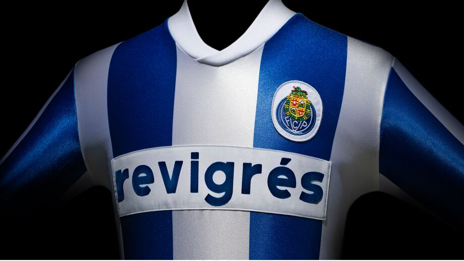 Camisola retro apresentada pelo FC Porto