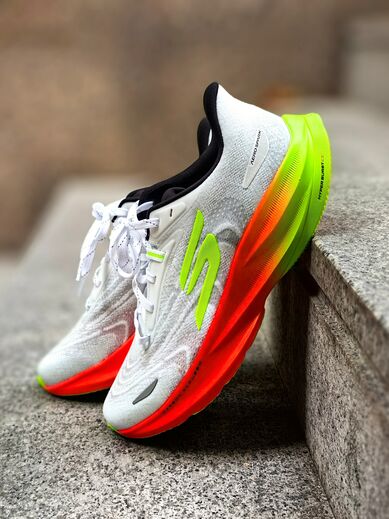Skechers Aero Spark: modelo versátil com espuma Hyperburst Ice e placa de fibra de carbono