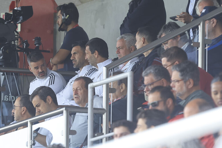 Mourinho a assistir ao Benfica B-Torreense